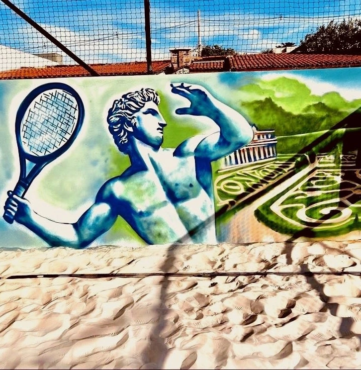 Pintura mural que reúne arte clássica e tênis em espaço esportivo