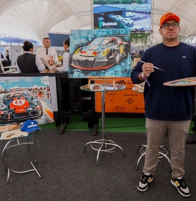 Rafael Furlan em pintura ao vivo durante evento automobilístico
