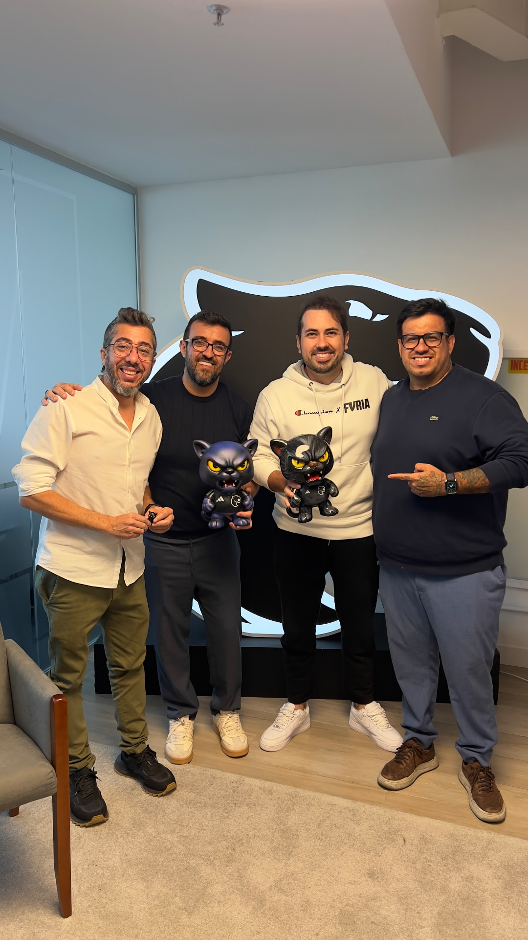 Registro de quatro pessoas com dois toy arts felinos