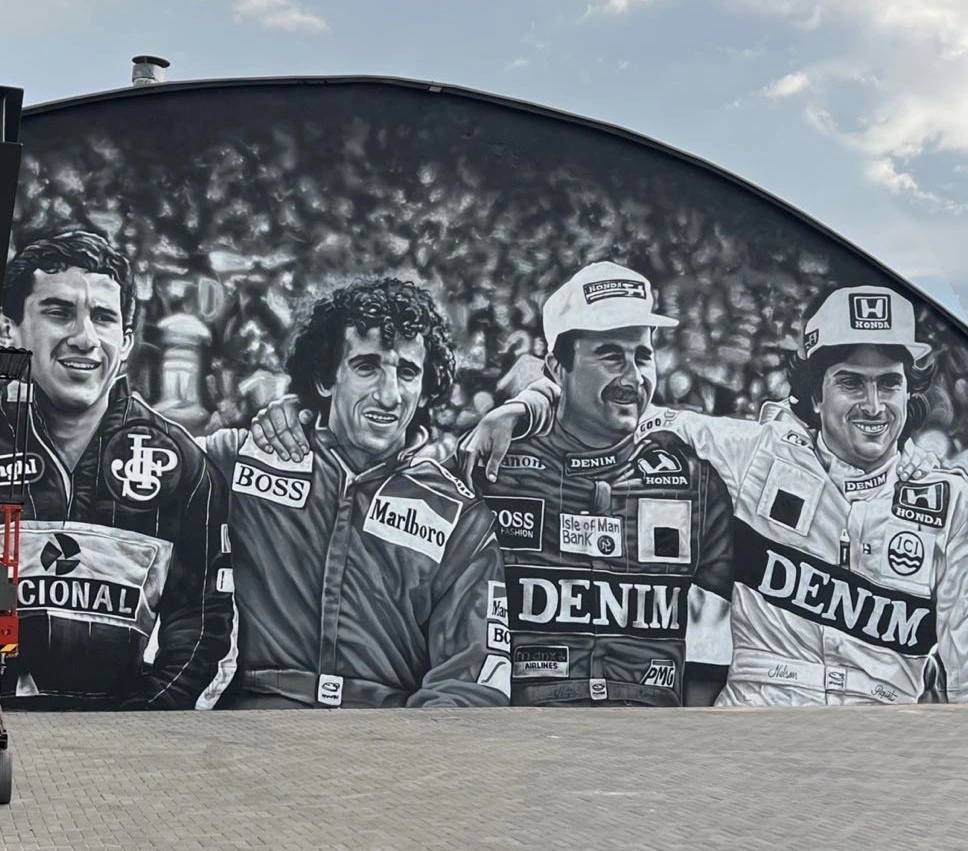 Mural em preto e branco com retratos de pilotos de corrida