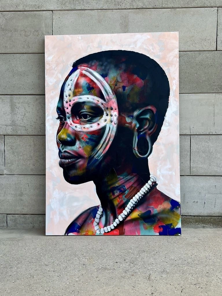 Pintura autoral de retrato feminino com cores e gestos expressivos, apresentada junto a uma parede de concreto
