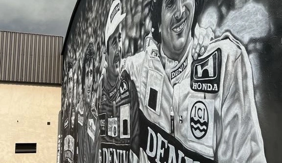 Mural em preto e branco com retratos de pilotos de corrida