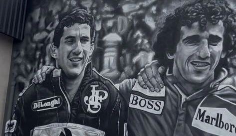 Mural em preto e branco com retratos de pilotos de corrida