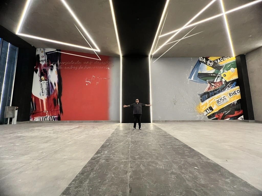 Murais automobilísticos em hall com iluminação linear integrada à arquitetura
