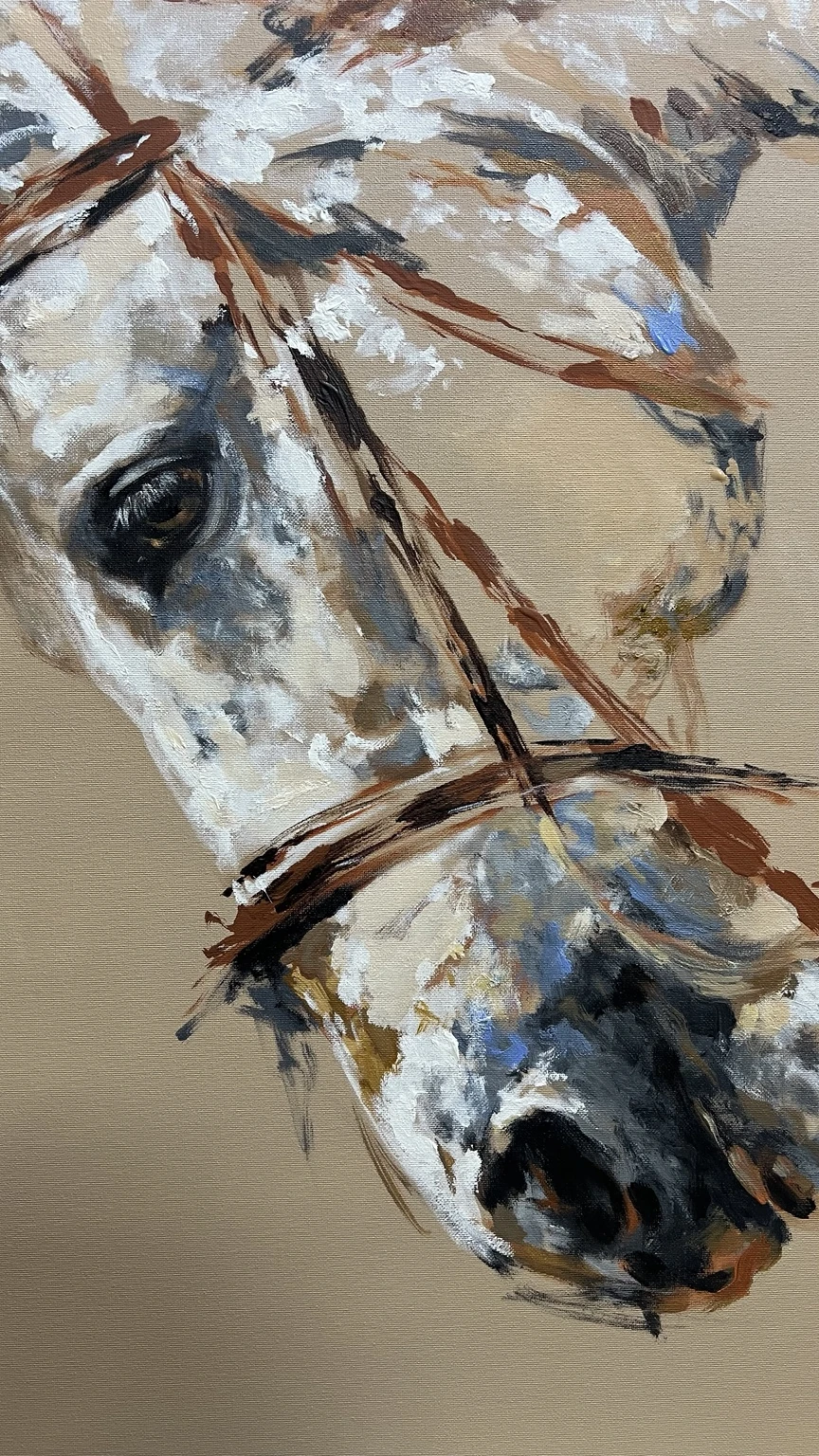 Pintura expressiva do rosto de um cavalo branco com pinceladas em tons claros, terrosos e azuis