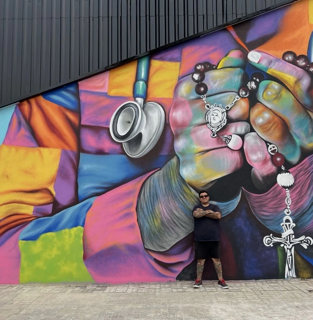 Mural colorido de temática religiosa em fachada de grande escala